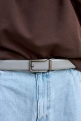 Pasek męski skórzany do spodni casual garnituru automat gładki jasno szary Beltimore A41 : Kolory - szary, srebrny, Rozmiar pasków - r.105-120 cm. Szare paski damskie bez wzorów, ze skóry, casualowe. Za 64.99 zł.