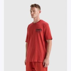 Koszulka DIADORA T-SHIRT SS MANIFESTO. Czerwone t-shirty męskie Diadora, m, bez wzorów, bez kołnierzyka. Za 59.99 zł.