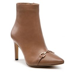 Botki DeeZee. Brązowe botki damskie DeeZee, bez obcasa, na szpilce, bez zapięcia. Za 219.99 zł.
