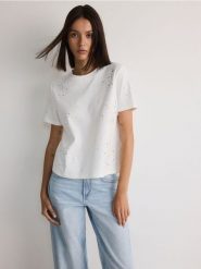 T-shirt z aplikacją - biały. Białe t-shirty damskie Reserved, l, z aplikacjami, z bawełny, bez kołnierzyka. W wyprzedaży za 39.99 zł.