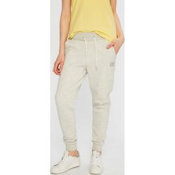 Tommy Jeans - Spodnie. Jeansy damskie marki Tommy Jeans. W wyprzedaży za 239.90 zł.