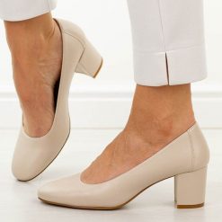 Cieliste czółenka damskie na obcasie Sergio Leone Pb419. Czółenka damskie Sergio Leone, bez wzorów, z jeansu, biznesowe, z okrągłym noskiem, bez obcasa, na obcasie, bez zapięcia. Za 169.00 zł.