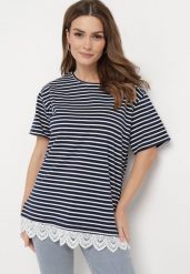 Granatowy T-shirt Bawełniany w Paski z Ozdobną Koronką Priscaia. Niebieskie bluzki damskie Born2be, l, bez wzorów, z bawełny, bez kołnierzyka. Za 64.99 zł.