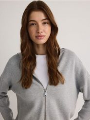 Rozpinany sweter z kapturem - jasnoszary. Szare kardigany damskie Reserved, l, bez wzorów, z wiskozy, bez kołnierzyka, bez ramiączek, z kapturem. W wyprzedaży za 89.99 zł.