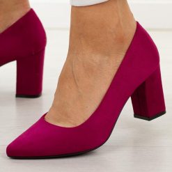 Fuksja czółenka damskie na słupku Sergio Leone Pb414. Czerwone czółenka damskie Sergio Leone, bez wzorów, z jeansu, biznesowe, bez obcasa, na obcasie, bez zapięcia. W wyprzedaży za 152.10 zł.