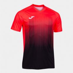 Koszulka do piłki nożnej męska Joma Tiger IV. Czarne koszulki sportowe męskie Joma, m, bez wzorów, bez kołnierzyka, bez ramiączek, do piłki nożnej. Za 185.99 zł.