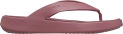 Klapki damskie Crocs Getaway Flip różowe 209589 5PG 42-43. Czerwone klapki damskie Crocs, bez wzorów, sportowe, bez obcasa. Za 239.03 zł.