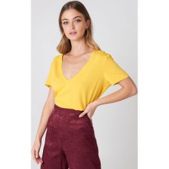NA-KD Basic T-shirt z dekoltem V - Yellow. Żółte t-shirty damskie NA-KD Basic, z bawełny. W wyprzedaży za 28.67 zł.