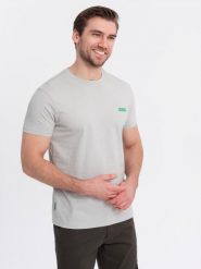 Męski bawełniany t-shirt z zieloną naszywką na piersi – jasnoszary V2 - Rozmiar: XXL. Szare t-shirty męskie Ombre Clothing, m, z aplikacjami, z bawełny, klasyczne, bez kołnierzyka. W wyprzedaży za 69.99 zł.