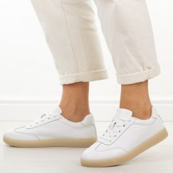 Białe skórzane półbuty damskie Sergio Leone Sp118. Białe półbuty damskie Sergio Leone, na lato, bez wzorów, z jeansu, eleganckie, z okrągłym noskiem, bez obcasa, bez zapięcia. Za 199.00 zł.