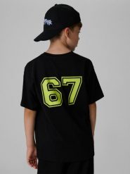 4F T-shirt relaxed z nadrukiem chłopięcy - czarny 134 (8-9 lat). Czarne t-shirty dla chłopców 4f, bez wzorów, z dzianiny, bez ramiączek. Za 49.99 zł.