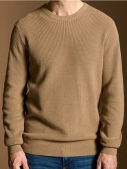 Sweter - brązowy. Brązowe swetry przez głowę męskie Sinsay, l, bez wzorów, bez kołnierzyka. W wyprzedaży za 29.99 zł.