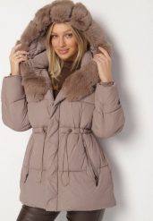 Ciemnobeżowa Kurtka z Pikowanymi Przeszyciami i Kapturem z Futerkiem Galiadia. Brązowe kurtki sportowe damskie Born2be, l, bez wzorów, z jeansu, trekkingowe. Za 229.99 zł.