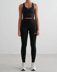Damskie legginsy z wysokim stanem, squat proof, z tylną kieszenią Core czarne. Czarne legginsy damskie Aim'n, xl, bez wzorów, z elastanu, z podwyższonym stanem, długie, do biegania. Za 304.00 zł.