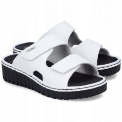 Rieker Rieker Slides Shoes V1392-80 białe 39. Białe klapki damskie Rieker, bez wzorów, sportowe, bez obcasa. Za 248.89 zł.