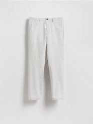 Spodnie chino slim z lnem - jasnoszary. Szare spodnie materiałowe męskie Reserved, bez wzorów, z bawełny. W wyprzedaży za 129.99 zł.