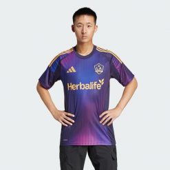 Koszulka LA Galaxy 25/26 Away. Fioletowe koszulki sportowe męskie Adidas, s, bez wzorów, z materiału, bez kołnierzyka, bez ramiączek, do piłki nożnej. Za 449.00 zł.