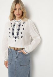 Biała Koszula z Bawełny ze Stójką i Guzikami Zdobiona Haftem Gonithiel. Białe bluzki damskie Born2be, m, z aplikacjami, z bawełny, eleganckie, bez kołnierzyka, bez ramiączek. Za 99.99 zł.