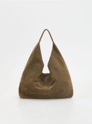 Zamszowa torebka hobo - brązowy. Brązowe torebki do ręki damskie Reserved, bez wzorów, z zamszu, zamszowe, bez dodatków. W wyprzedaży za 239.99 zł.