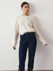 Sweter z warkoczowym splotem - kremowy. Białe swetry damskie Reserved, l, bez wzorów, z dzianiny, bez kołnierzyka, bez ramiączek, bez kaptura. W wyprzedaży za 59.99 zł.