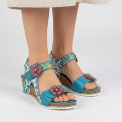 Sandały damskie Laura Vita, ze skóry naturalnej z odkrytym przodem i wielokolorowe wstawki z nadrukiem, niebieskie, Bonito 38 AS313-38 Turquoise. Niebieskie klapki damskie Laura Vita, bez wzorów, ze skóry, bez obcasa, na koturnie. Za 369.00 zł.