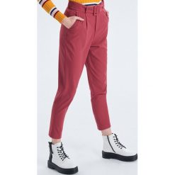 Spodnie typu high waist z paskiem - Pomarańczowy. Spodnie materiałowe damskie marki Cropp. Za 99.99 zł.