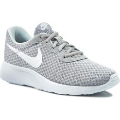 Buty NIKE - Nike Tanjun 812655 010 Wolf Grey/White. Szare obuwie sportowe damskie Nike, bez wzorów, z materiału, bez obcasa, na płaskiej podeszwie, bez zapięcia. W wyprzedaży za 219.00 zł.