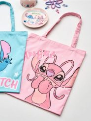 Materiałowa torba shopper z nadrukiem Stitch - różowy. Czerwone torebki shopper damskie Sinsay, bez wzorów, z materiału, z nadrukiem, bez dodatków. Za 19.99 zł.