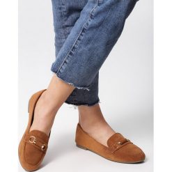 Camelowe Mokasyny Harlow. Żółte mokasyny damskie Born2be, z aplikacjami, eleganckie, z okrągłym noskiem, bez obcasa, na płaskiej podeszwie, bez zapięcia. Za 69.99 zł.