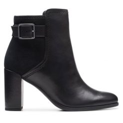 Botki Clarks. Czarne botki damskie Clarks, bez obcasa, na słupku, bez zapięcia. Za 629.99 zł.