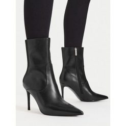 Botki Eva Minge. Czarne botki damskie Eva Minge, bez obcasa, na szpilce, bez zapięcia. Za 449.99 zł.