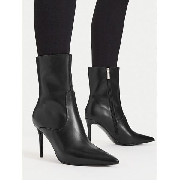 Botki Eva Minge. Czarne botki damskie Eva Minge, bez obcasa, na szpilce, bez zapięcia. Za 449.99 zł.