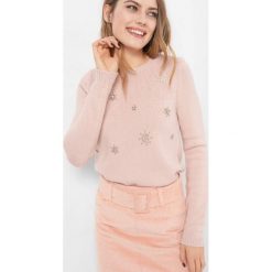 Sweter z aplikacją 3D. Brązowe swetry damskie Orsay, na zimę, z dzianiny, z okrągłym kołnierzem. Za 119.99 zł.