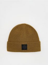 Czapka beanie z naszywką - beżowy. Brązowe czapki i kapelusze męskie Reserved, z aplikacjami. W wyprzedaży za 35.99 zł.