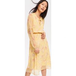 Sukienka w kwiaty - Żółty. Sukienki damskie Reserved. W wyprzedaży za 139.99 zł.
