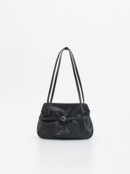 Torebka na ramię - czarny. Czarne torby na ramię damskie Reserved, bez wzorów, ze skóry, klasyczne, bez dodatków. Za 139.99 zł.