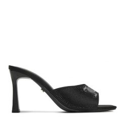 Klapki Juicy Couture. Czarne klapki damskie Juicy Couture, bez wzorów, bez obcasa. Za 249.99 zł.