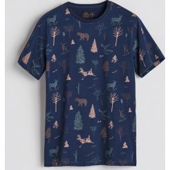 T-shirt z leśnym printem - Granatowy. Niebieskie t-shirty męskie Reserved. Za 49.99 zł.