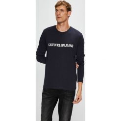 Calvin Klein Jeans - Longsleeve. Czarne bluzki z długim rękawem męskie Calvin Klein Jeans, z nadrukiem, z bawełny, z okrągłym kołnierzem. Za 199.90 zł.