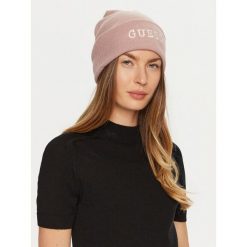 Czapka Guess. Czerwone czapki i kapelusze damskie Guess, na zimę, z aplikacjami. Za 169.99 zł.