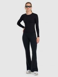 4F Legginsy z rozszerzanymi nogawkami damskie - czarne M. Czarne legginsy damskie 4f, m, bez wzorów, z dzianiny. Za 129.99 zł.