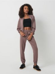 Spodnie dresowe soft touch - brązowy. Brązowe spodnie dresowe damskie Sinsay, l, bez wzorów, z dresówki. Za 49.99 zł.