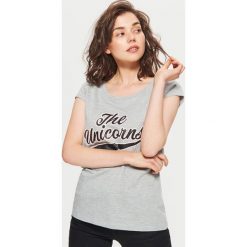 Koszulka z nadrukiem - Jasny szary. Bluzki damskie Cropp. Za 29.99 zł.