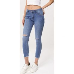 Niebieskie Jeansy Indisputable. Jeansy damskie marki Born2be. Za 69.99 zł.