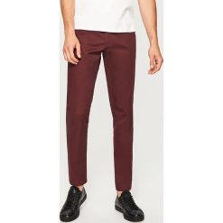 Spodnie regular fit - Bordowy. Spodnie materiałowe męskie marki Reserved. Za 99.99 zł.