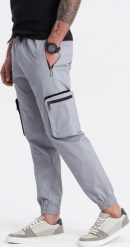 Ombre Spodnie męskie JOGGERY z odstającymi i zapinanymi kieszeniami cargo - jasnoszare V8 OM-PAJO-0135 XXL. Szare spodnie materiałowe męskie Ombre, m, bez wzorów. Za 169.99 zł.