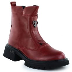 Skórzane botki damskie na klocku czerwone Filippo DBT7148. Czerwone botki damskie Filippo, ze skóry, bez obcasa, bez zapięcia. Za 259.99 zł.