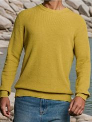 Bawełniany sweter basic - żółty. Żółte swetry przez głowę męskie Sinsay, l, bez wzorów, z bawełny, bez kołnierzyka. Za 69.99 zł.