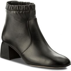 Botki STUART WEITZMAN - Tabbi XL17457 Jet Smooth Nappa. Czarne botki damskie Stuart Weitzman, ze skóry, bez obcasa, na obcasie. W wyprzedaży za 1,299.00 zł.