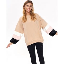 BLUZA Z BUFIASTYMI OZDOBNYMI RĘKAWAMI. Brązowe bluzy damskie TOP SECRET, na jesień, z aplikacjami, bez kaptura. W wyprzedaży za 59.99 zł.